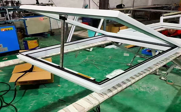 某地下车库出入口清水排烟窗配置工程