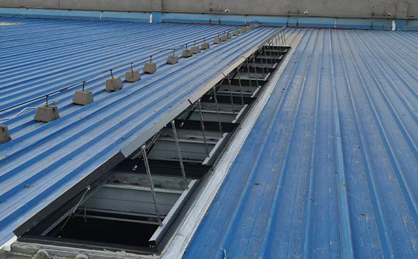 某城市大型商业综合体中庭清水排烟窗工程